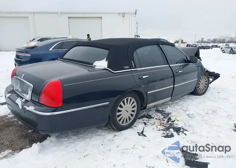 2005 Lincoln Town Car Signature Limited from USA, damaged, VIN 1LNHM82WX5Y607132